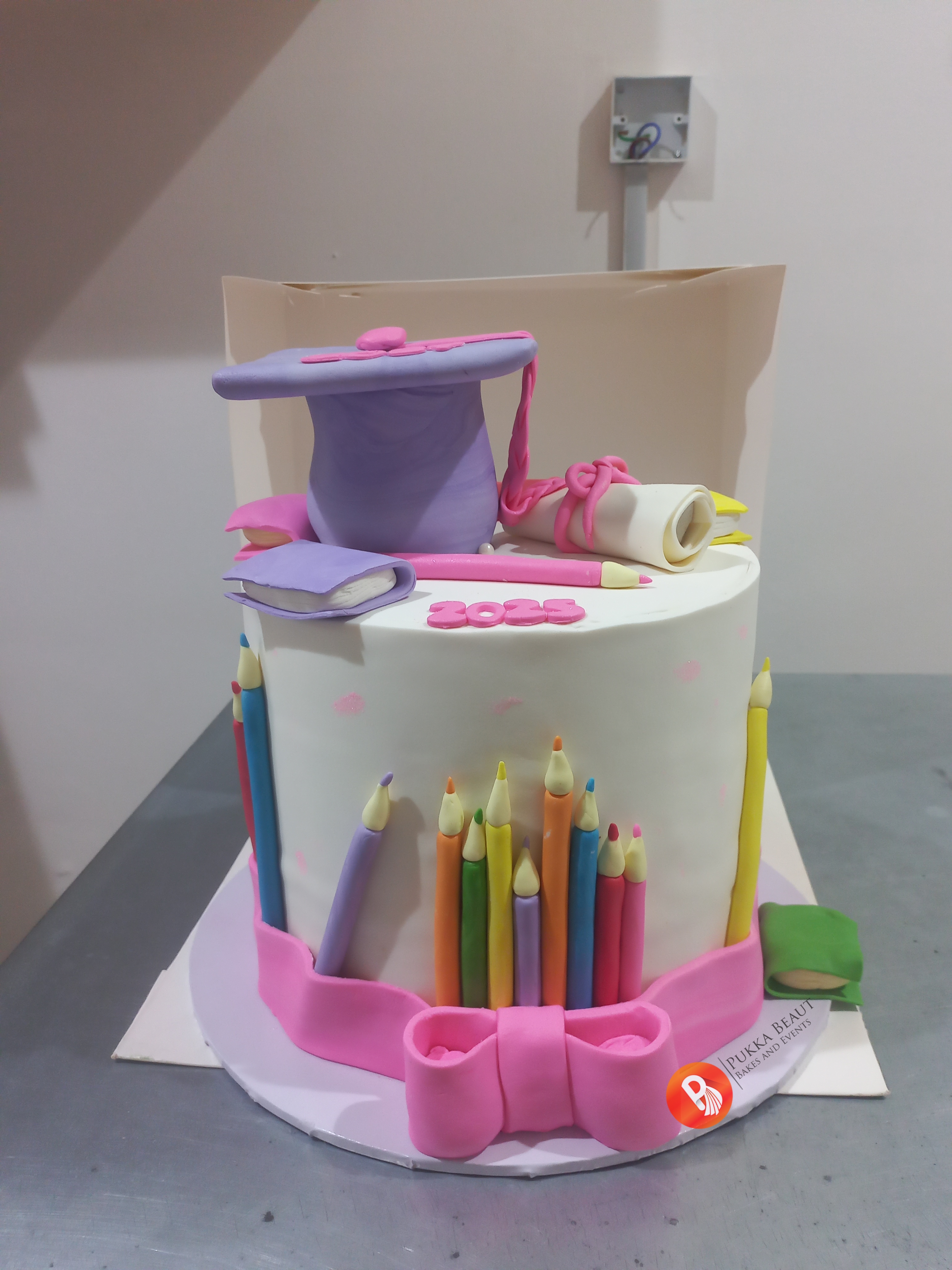Graduation-themed cake by Pukka Beaut
